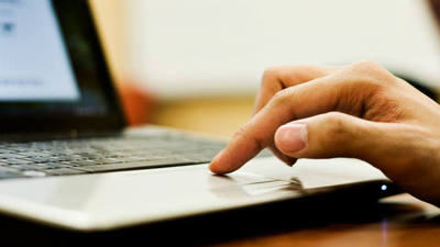 Size_810_16_9_pessoa-usa-computador