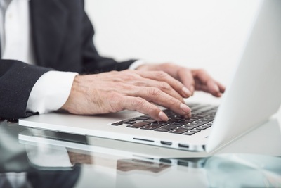 Vendedor-inside-sales-usando-notebook