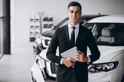 Vendedor-de-carros-com-tablet-na-mao