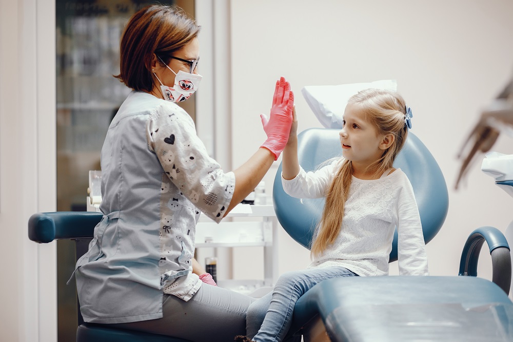 Dentista-atendendo-crianca