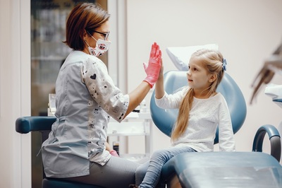Dentista-atendendo-crianca