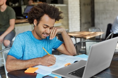Homem-estudando