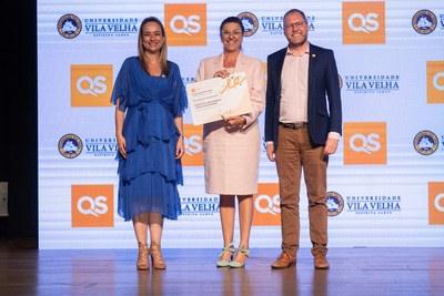 Paula_cristina_trevilatto__pr%c3%b3-reitora_de_pesquisa__p%c3%b3s-gradua%c3%a7%c3%a3o_e_inova%c3%a7%c3%a3o_da_pucpr__recebendo_o_pr%c3%aamio