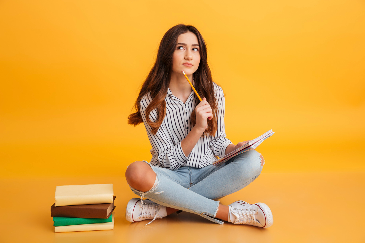 Portrait-of-a-pensive-young-girl-making-notes