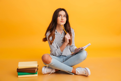 Portrait-of-a-pensive-young-girl-making-notes